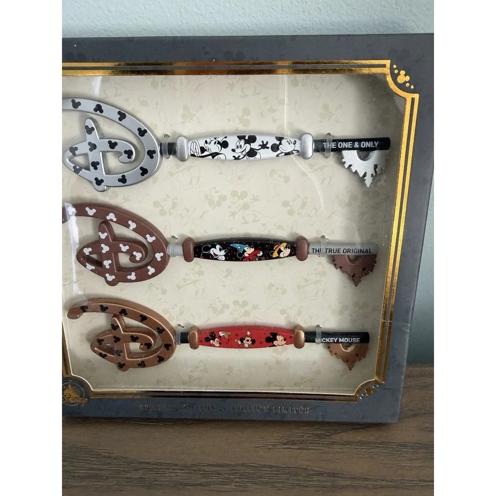 Disney Mickey Mouse Special Edition Collectible Keys Set Limited 2021 Boxed‎